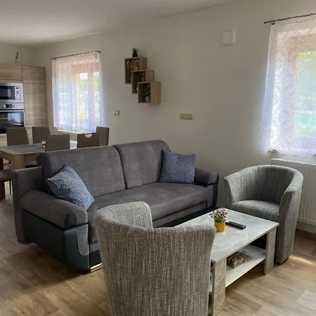 Slunny S Terasou A Zahradou Holiday home